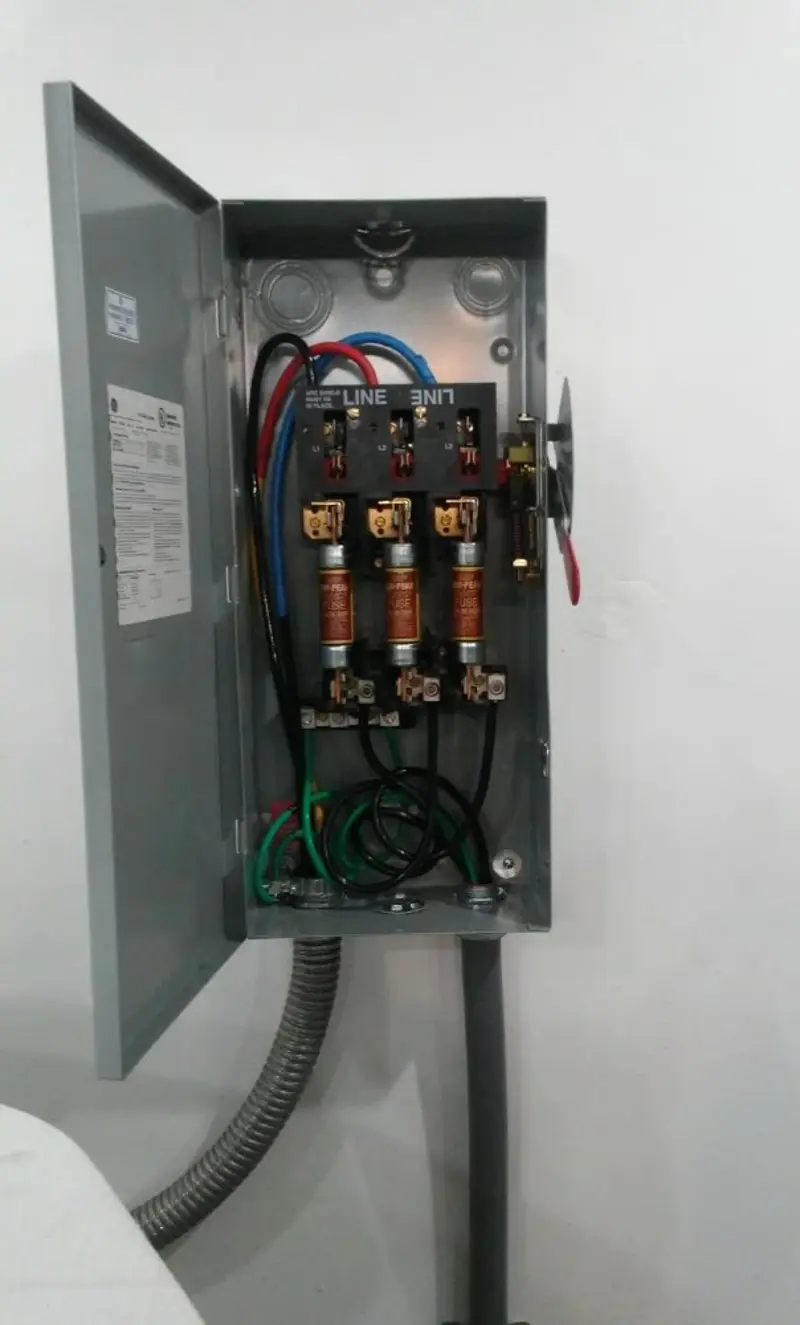 Three-phase disconnect switch installed for Smoke Detector Installation in Gibsonton